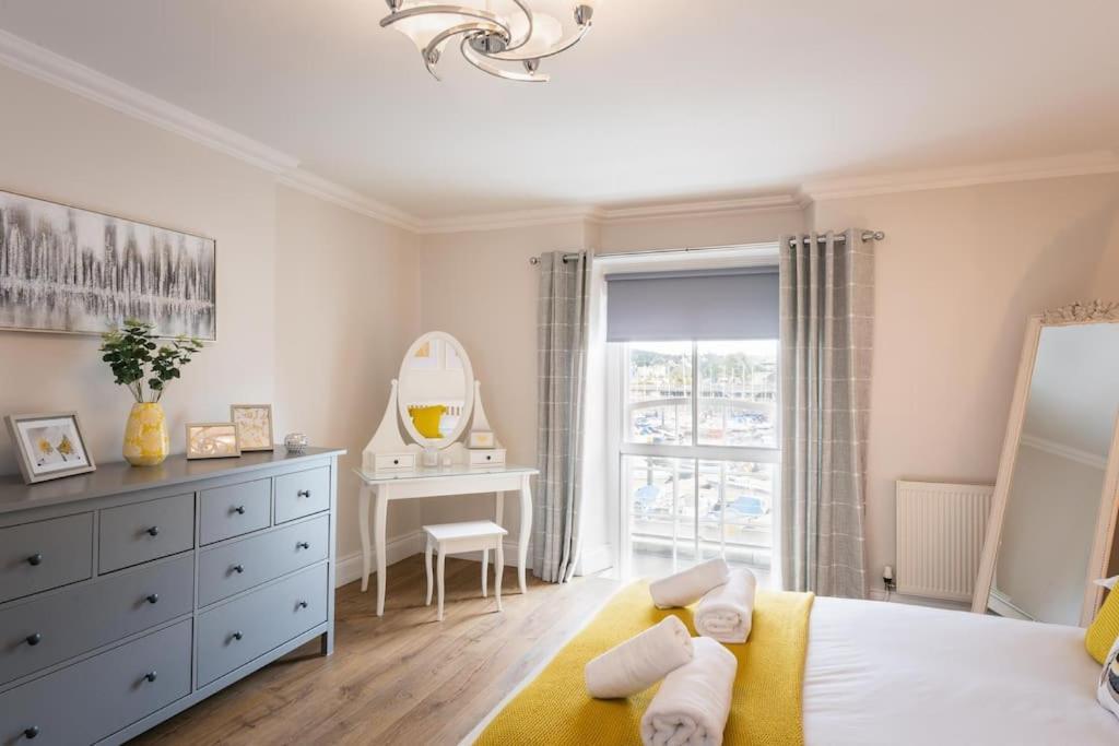 Blue Skies Apartment - Harbour Views توركواي المظهر الخارجي الصورة